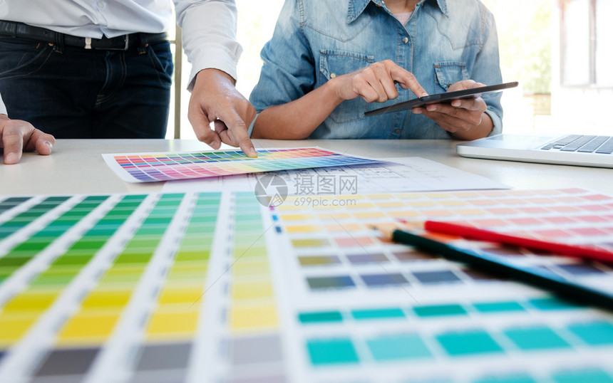 在讨论建筑计划项目时使用彩色图表的内部echechitect设计团队样本色板职业图片