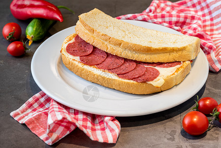 早餐烹饪烤面包加土豆香肠芝士番茄和生菜在白盘上供应蔬菜图片