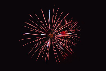 质地黑暗背景的烟花抽象摘要在夜空新年庆祝节天空上进行彩色烟花在黑背景和免费文本空间下制作黑背景的烟花好星背景图片