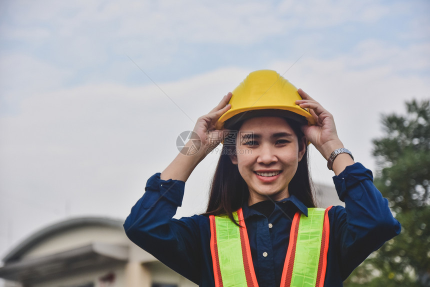 领班员工妇女程与硬帽安全接触在户外工作站岗程师图片