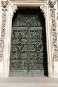 外部的老雕像米兰大教堂或迪奥莫是的哥特堂图片