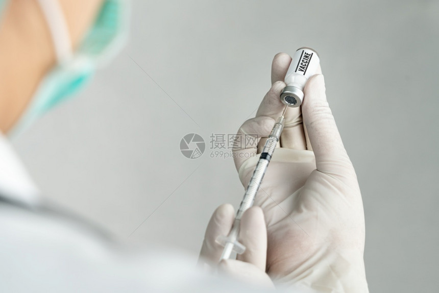 注射疫苗的医生特写图片