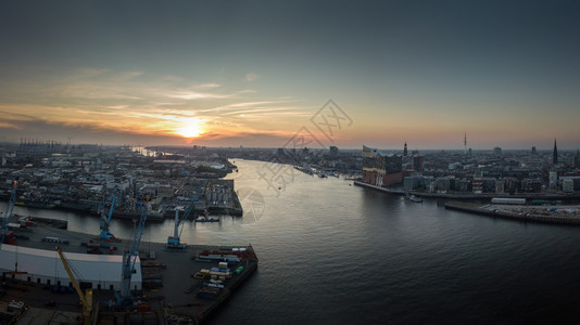 港口城市汉堡日落时端海港空中观光与美酒和哈芬市天空欧洲背景图片
