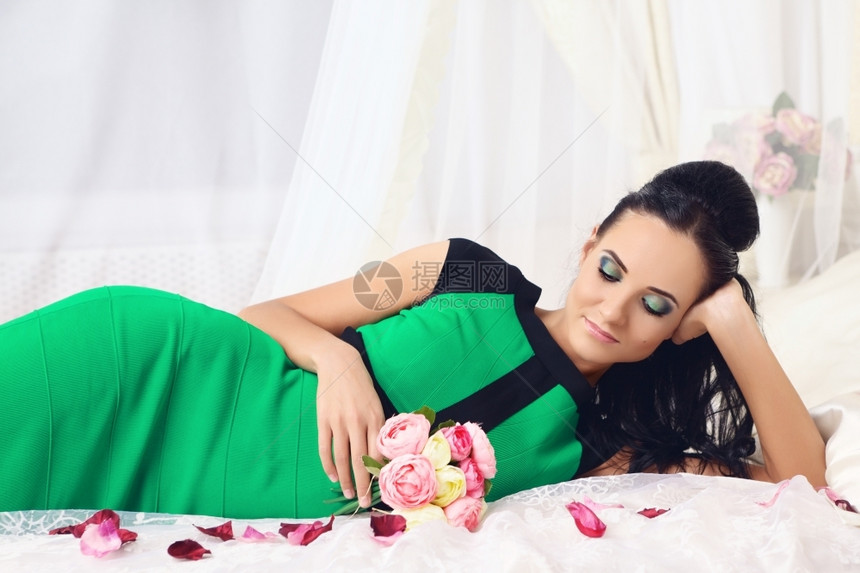 美丽的女士年轻美丽的女士躺在床上带着鲜花淑女时尚身体图片
