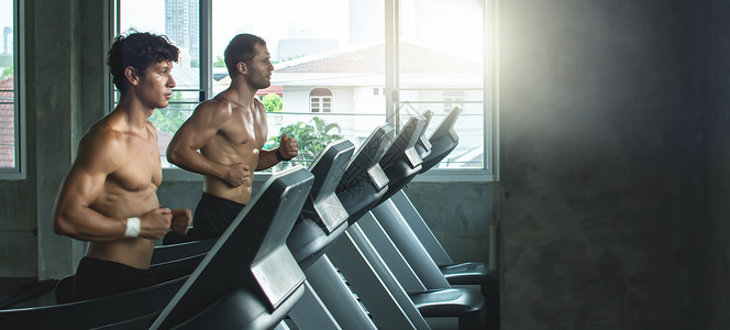 跑步机上运动健身的成年男子图片