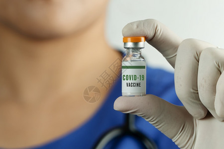 医生手拿用于预防的疫苗图片