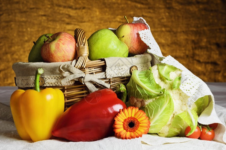 辣椒钟蔬菜和水果与篮子蔬菜和水果的死活青菜图片