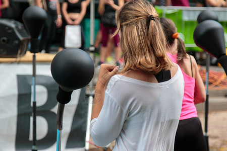 包俱乐部女生在健身班运动中与自由站立拳击袋和速度球手图片