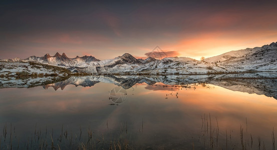 游客锻炼阿尔卑斯山脉日落时的丘反射健康图片