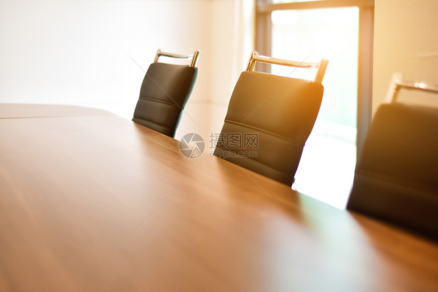 团队棕色的现代会议室木桌和后边阳光图片
