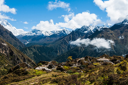 最佳山腰AmaDablam和Lhotse山峰喜马拉雅地貌云图片