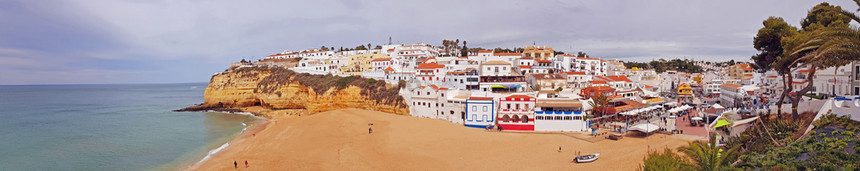 海岸村庄来自葡萄牙阿尔加韦卡沃埃罗村的全景目地图片