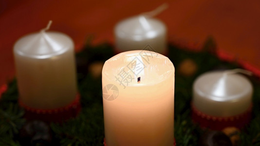新的冬天内部美丽圣诞烛光和蜡圣诞节冬季的夜概念图片