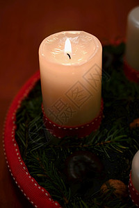 黄色的美丽圣诞烛光和蜡圣诞节冬季的夜概念装饰风格白色的图片