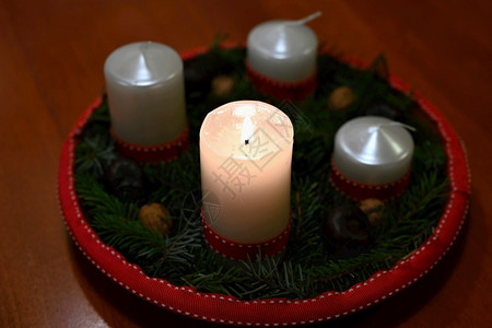 装饰庆典美丽圣诞烛光和蜡圣诞节冬季的夜概念燃烧图片