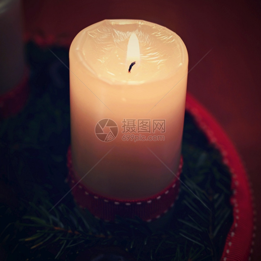树家生活美丽的圣诞烛光和蜡圣诞节冬季的夜概念图片