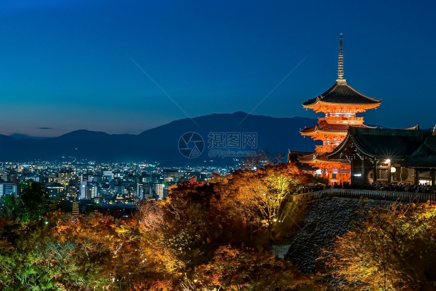 宗教佛日本京都清水寺秋天季节晚上佛教徒图片
