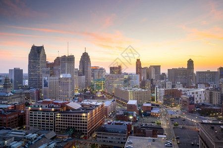 天线日出际美国密歇根州底特律市中心的天文景象图片