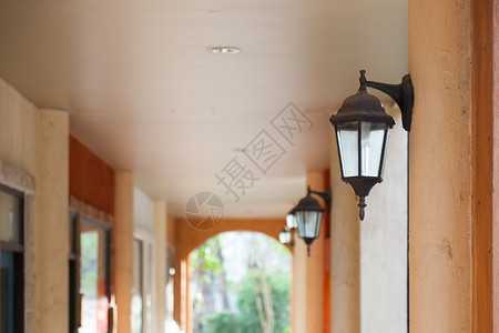 具体的古董电线杆上绿灯笼在家庭内部向前推进明亮的图片