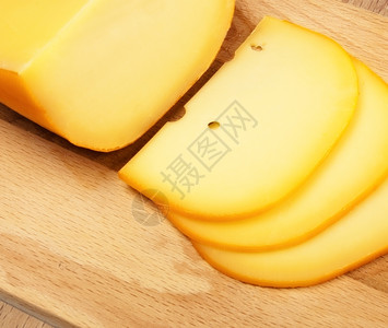 切达干酪营养剪板上的奶酪片最高视图铺设高清图片