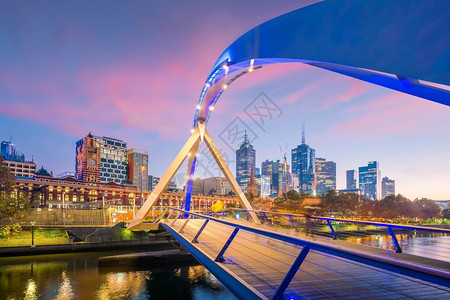 夏天澳洲日落时墨尔本市天际的全景桥澳大利亚图片