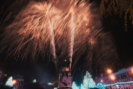 快乐的焰火在城市烟花欢乐新年背景约克图片