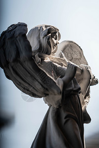 希腊语情感平静的在花园里演奏小提琴的天使雕像图片
