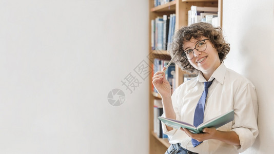 读白种人青年快乐的少年思考图书馆背景图片