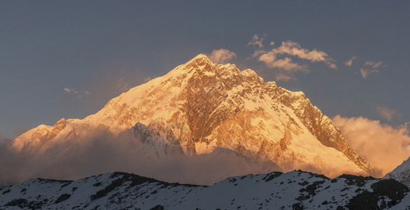 尼泊尔旅游业Neptse峰顶或日落出珠穆峰红色的世界尼泊尔人图片