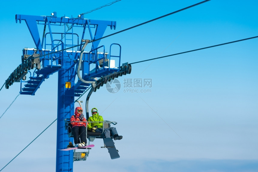 冬日雪山缆车图片