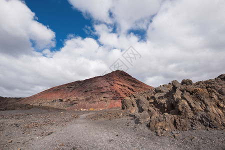 红色山梅棕色的西班牙加那利群岛兰萨罗特的MontanaBermeja火山坑作用土地背景