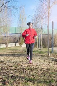 锻炼运动员女跑车手在公园慢运动服图片