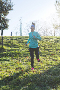 女跑车手在公园慢马拉松运动在职的图片