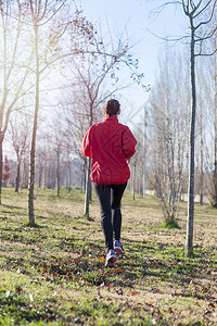 女跑车手在公园慢美丽的女运动员成人图片