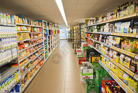 极好的HILVERSUMHOLLland09128超级市场在豪宅里装满了饮料和食物的架子像是在希尔弗苏姆的啤酒牛奶小吃和快餐范围背景图片