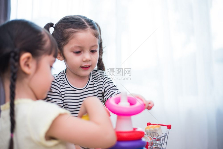 二个女孩一起玩玩具图片