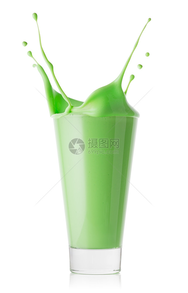 新鲜的杯绿色滑雪或酸奶在白色背景上隔离喷洒杯绿色溜冰或酸奶在健康菠菜图片