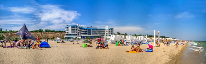 乌克兰奥德萨附近的Gribovka度假村的黑海Bugaz旅馆和海滩在乌克兰敖德萨的一个阳光明媚夏季日乌德萨的黑海Bugaz旅馆住图片