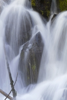 美丽的旅行苔藓岩石上连串的瀑布看起来像三个在宁静的地方自然美貌的位置是俄勒冈州的清水瀑布图片