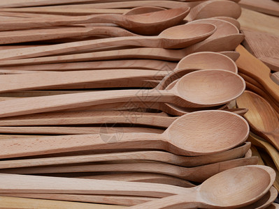 国内的市场上有很多手工制的新木勺子供销售特卖复古的贸易图片