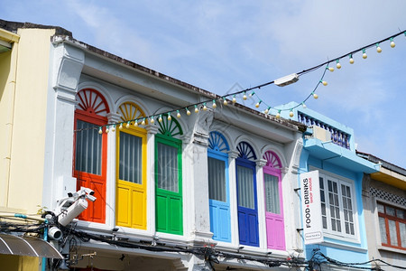 雕像文化游客在泰国普吉老城区PhuketOldTown普吉古城建中葡萄牙筑背景