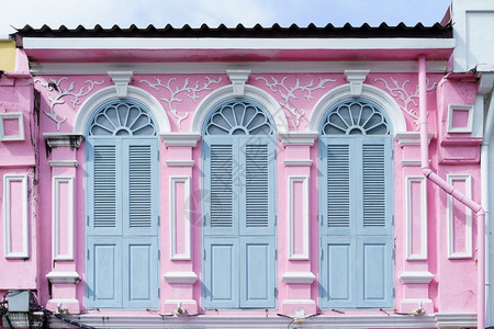 历史装饰风格在泰国普吉老城区PhuketOldTown普吉古城建中葡萄牙筑雕像背景