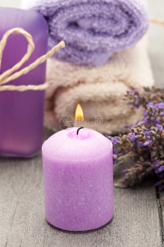 香气味在木制桌子上拍摄蜡烛和熏衣香皂照片紫色的图片