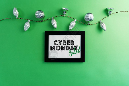 网络周一销售在照片架上圣诞装饰在绿色背景上框架提供技术图片