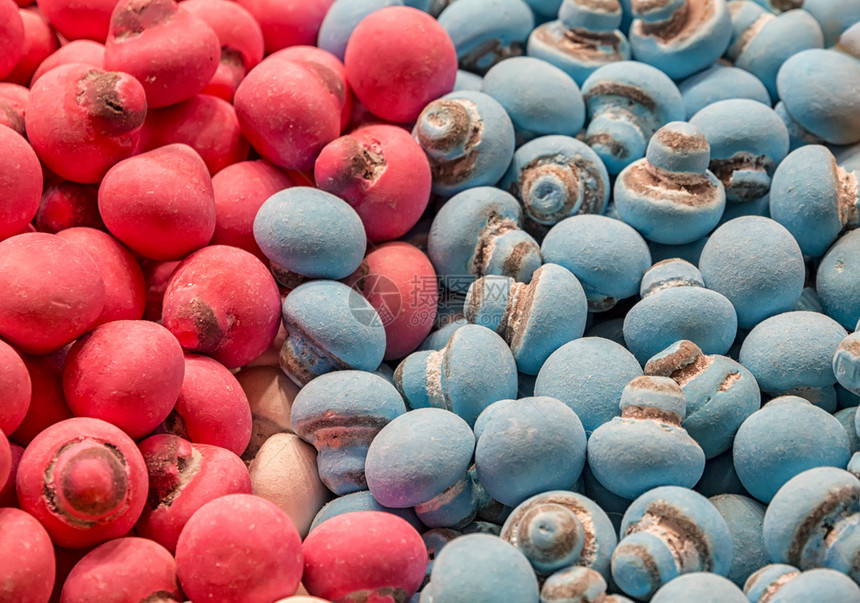 薄荷醇许多红蓝糖果像蘑菇一样彩色红糖和蓝果可以吃甜点好图片