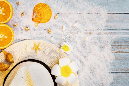 美丽的暑假海滩附件太阳墨镜帽子橙和木制贝壳等热带闲暇木头图片