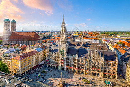慕尼黑与德国Marienplatz市政厅的天际线户外地标历史图片