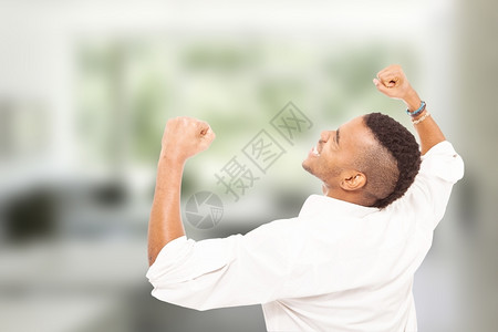 情感一名非洲男子在做拳头和微笑冠军图片