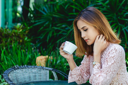 茶吸引人的亚洲女商在休息时间工作喝着咖啡在业余时间工作漂亮的图片