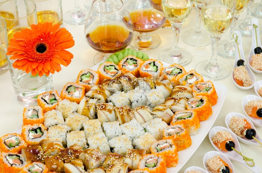 可口餐厅很多寿司和饮料在自助餐桌上饮香槟酒图片